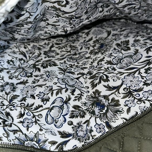 Vera Bradley *NWT* Women's Quilted Cotton Sling Backpack in Climbing Ivy Green - Picture 12 of 14